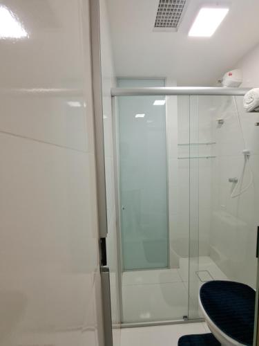 a bathroom with a glass shower and a toilet at Quarto, Sala e Cozinha integrada na 116 Norte in Brasilia