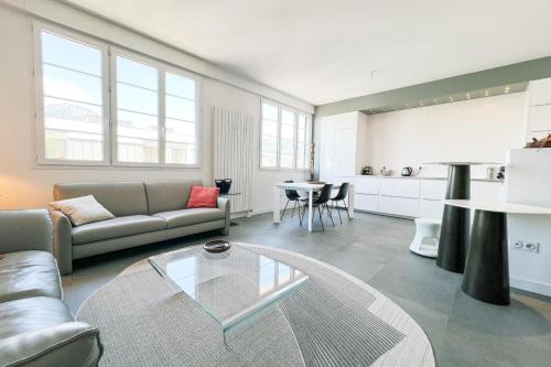 un salon avec un canapé et une table dans l'établissement #GX Le Belgrade Spacious T4 in the city centre, à Grenoble