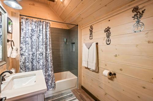 Lil Cabin in the Cove! MTN views, theater, hot tub, games, king beds, Prime Location! photo 34