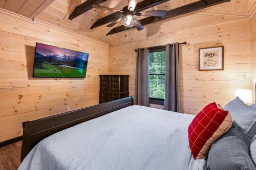 Lil Cabin in the Cove! MTN views, theater, hot tub, games, king beds, Prime Location! photo 33
