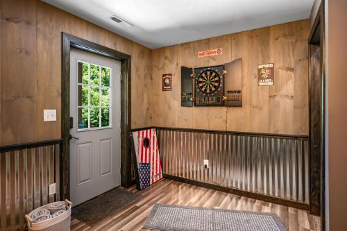 Lil Cabin in the Cove! MTN views, theater, hot tub, games, king beds, Prime Location! photo 36