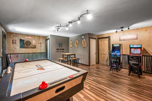 Lil Cabin in the Cove! MTN views, theater, hot tub, games, king beds, Prime Location! photo 38