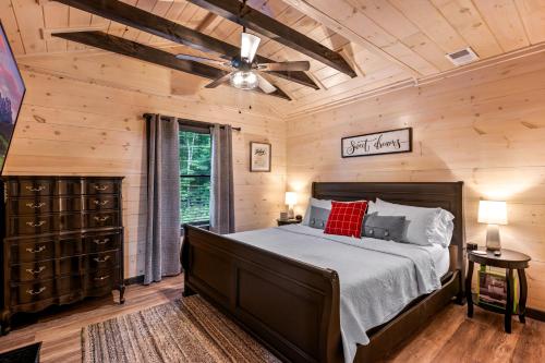 Lil Cabin in the Cove! MTN views, theater, hot tub, games, king beds, Prime Location! photo 32