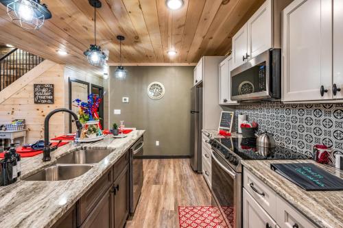 Lil Cabin in the Cove! MTN views, theater, hot tub, games, king beds, Prime Location! photo 25