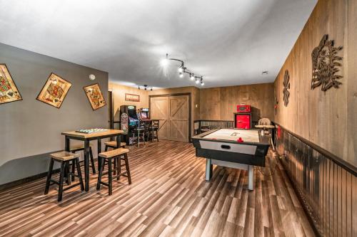 Lil Cabin in the Cove! MTN views, theater, hot tub, games, king beds, Prime Location! photo 37