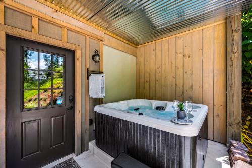 Lil Cabin in the Cove! MTN views, theater, hot tub, games, king beds, Prime Location! photo 8