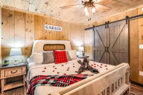 Lil Cabin in the Cove! MTN views, theater, hot tub, games, king beds, Prime Location! photo 28