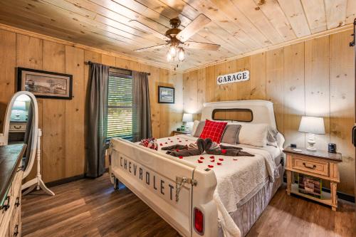 Lil Cabin in the Cove! MTN views, theater, hot tub, games, king beds, Prime Location! photo 27