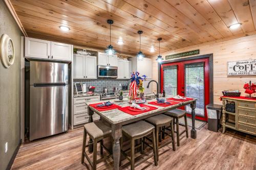 Lil Cabin in the Cove! MTN views, theater, hot tub, games, king beds, Prime Location! photo 23