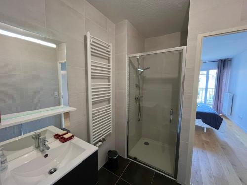 une salle de bain blanche avec une douche et un lavabo dans l'établissement Appartement T4 avec Terrasse, Piscine et Proche Dune du Pyla - FR-1-319-154, à La Teste-de-Buch