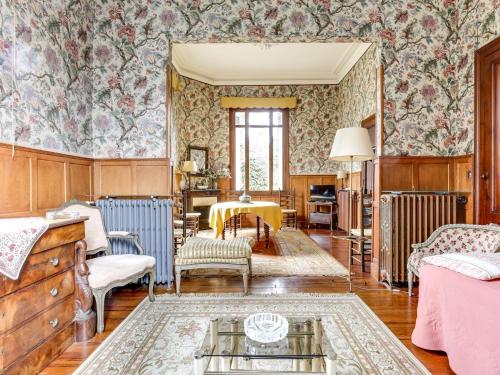 un salon à l'ancienne avec du papier peint à fleurs dans l'établissement Villa Arcachonnaise 100m², 3 chambres, jardin, terrasse, parking - Quartier Ville d'Hiver, Arcachon - FR-1-474-47, à Arcachon
