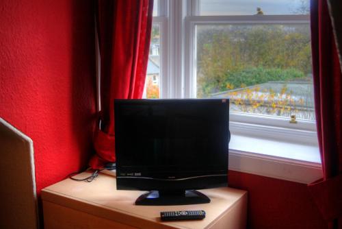 TV a/nebo společenská místnost v ubytování Atticus Central Guest House