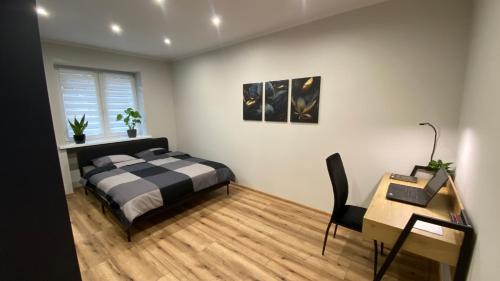 Ένα ή περισσότερα κρεβάτια σε δωμάτιο στο Apartament centrum