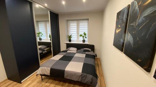 Ένα ή περισσότερα κρεβάτια σε δωμάτιο στο Apartament centrum