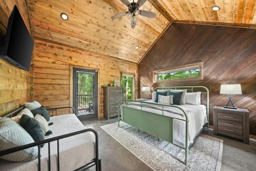 a bedroom with a bed and a wooden ceiling at Meadows Edge Cabin in Broken Bow