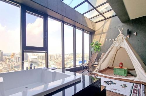a bathroom with a iguana tent in a room with windows at SR Hotel Sadang in Seoul