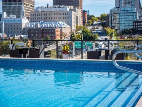 Hồ bơi trong/gần Rustic, Downtown Quebec, Rooftop pool, 2 bedrooms AND 2 bathrooms -up to 6 guests