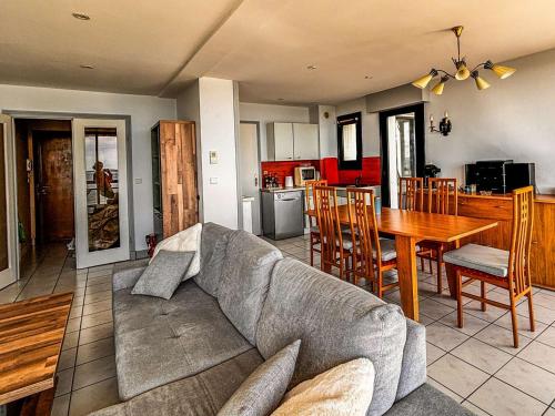 un salon avec un canapé et une table dans l'établissement Appartement pour 5 personnes avec WiFi et parking à Royan - FR-1-494-197, à Royan