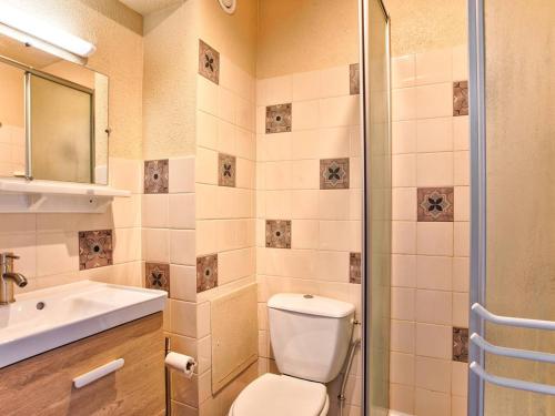 a bathroom with a toilet and a sink and a shower at Charmant T2 à 300m de la plage en Normandie – Balcon, parking et local vélo inclus - FR-1-788-21 in Varaville