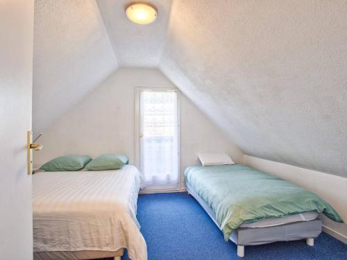 deux lits dans une chambre avec une fenêtre dans l'établissement Appartement lumineux avec balcons et stationnement privatif - FR-1-788-22, à Varaville