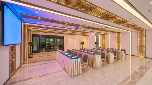a conference room with rows of chairs and a projection screen at 从化方圆·云雅酒店 in Guangzhou