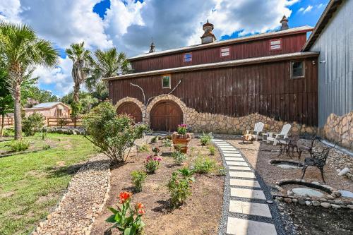 a barn with a garden in front of a house at Bella Fiori in Buda