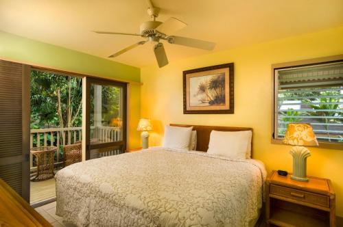 ハナにあるHana Kai Maui - #107 Kama partial oceanview 1 BRのベッドルーム(ベッド1台付)、バルコニーが備わります。