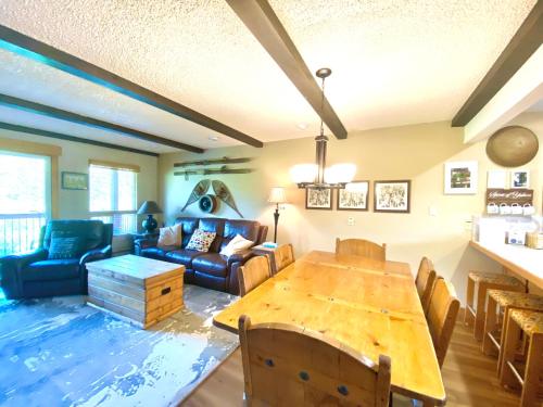 Khu vực ghế ngồi tại Hi Country Haus Unit 1805