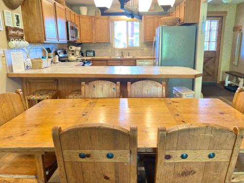 Nhà bếp/bếp nhỏ tại Hi Country Haus Unit 1805