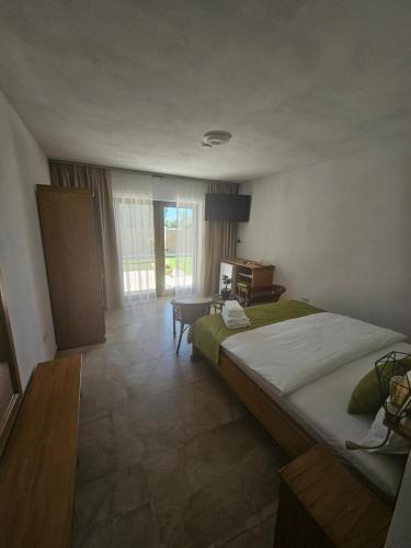 a bedroom with a large bed and a desk at Casa Boeriu in Sfântu Gheorghe