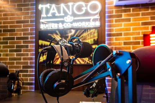 a set of headphones and a camera in front of a sign at Hotel Tango Suítes Cumbuco in Cumbuco