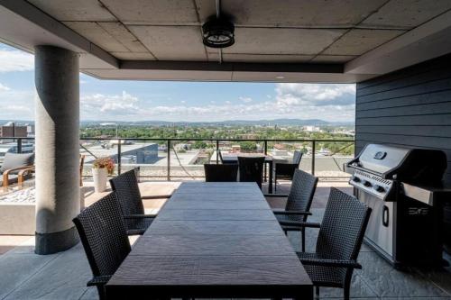 Ban công/sân hiên tại Rustic, Downtown Quebec, Rooftop pool, 2 bedrooms AND 2 bathrooms -up to 6 guests