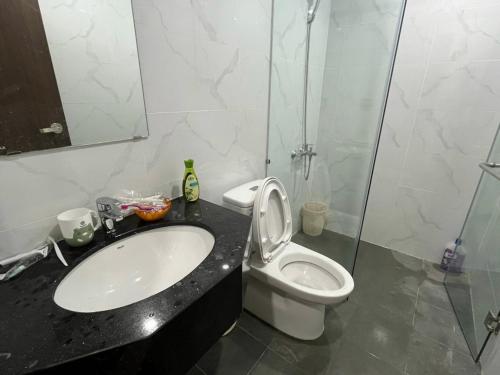 a bathroom with a sink and a toilet and a shower at Căn penhouse 3 ngủ view biển FPT plaza 2 in Da Nang