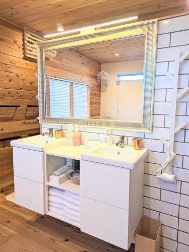 a bathroom with two sinks and a mirror at 港ノ宿 マルコ in Kami Amakusa