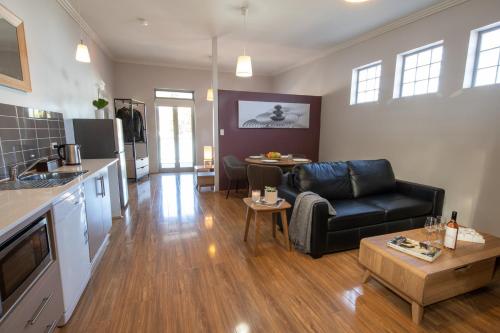 Una cocina o zona de cocina en Lithgow Apartments