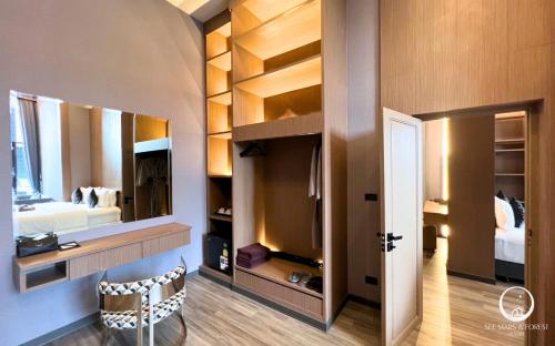 - une chambre avec un miroir, un bureau et un lit dans l'établissement See Stars & Forest Resort, à Amphoe Sawang Daen Din