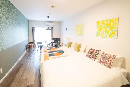 a bedroom with a large white bed in a room at Sunny Town-サニータウン- in Osaka