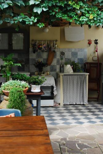 a patio with a table and plants on the wall at Appartamento Fanciullacci in Montelupo Fiorentino