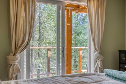 Postel nebo postele na pokoji v ubytování Cedar Grove - Meredith Lodging