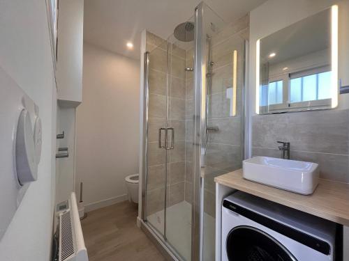 une salle de bain avec une douche, un lavabo et des toilettes dans l'établissement Appartement rénové proche Digue Sainte-Barbe à Saint-Jean-de-Luz avec parking gratuit - FR-1-239-1073, à Saint-Jean-de-Luz