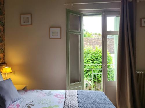 - une chambre avec un lit et une fenêtre ouverte dans l'établissement La Maison du Château, à Chinon