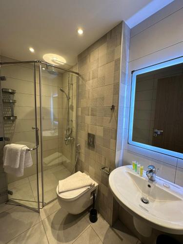 Un baño de Alshakreen suites