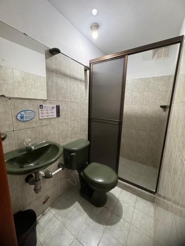 Bilik mandi di Hotel Estambul