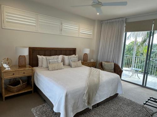 Postel nebo postele na pokoji v ubytování Metzo Noosa Resort