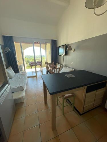 une chambre avec une table et un salon avec un canapé dans l'établissement Les Restanques de Saint Tropez, à Grimaud