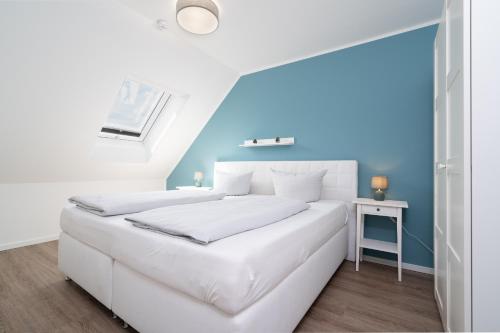 Una cama o camas en una habitación de Sunseeker House No 2