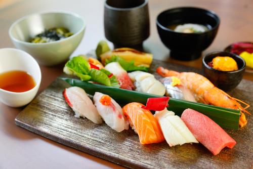 ホテルの敷地内または近くでの食事または食べ物