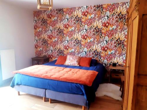 a bedroom with a bed with a floral wallpaper at B&B Caprice d'Epices in Francorchamps