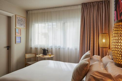 Postel nebo postele na pokoji v ubytování Mercure Saint Raphael Centre Plage