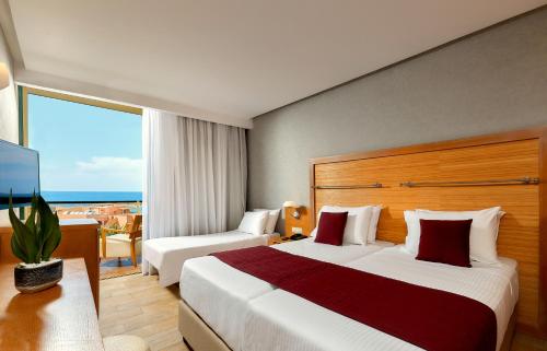 Ένα ή περισσότερα κρεβάτια σε δωμάτιο στο Sirens Beach& Village